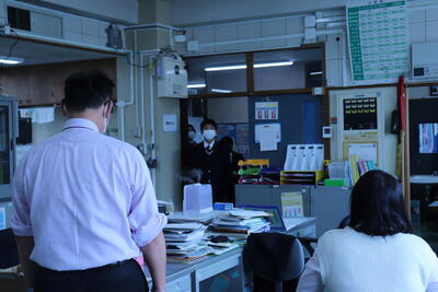 「ノックして...名乗って...用事のある先生の名前を言って...」  「あ、礼するの忘れた！」