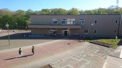 プレハブ校舎玄関