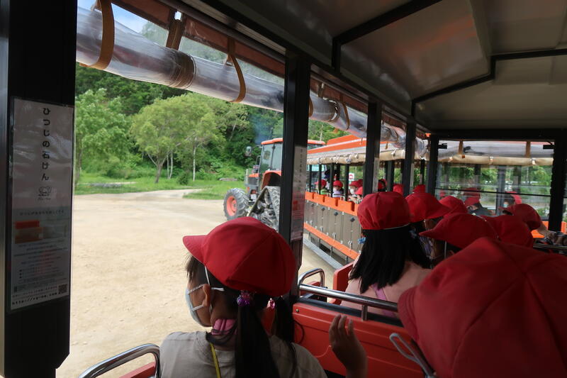 大型ハーベスターに乗って、ファームツアー！