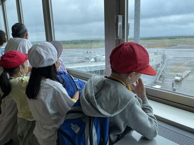 離陸する飛行機を大きな拍手で見送る子どもたち