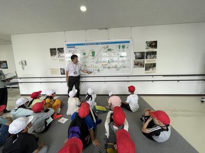 ごみ処理の仕方を真剣に聞く子どもたち