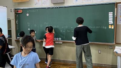 3年生算数の授業 自分の学習するところにマグネットを貼っています