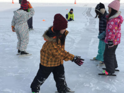 ２年貴重なスケート学習のひとこま