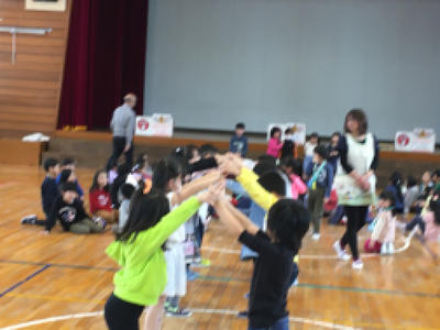 １年生春日保育園児との交流～アーチをつくってお見送り～