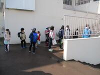 玄関前の子供たち１